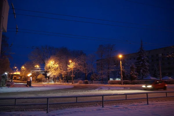 夜の雪の冬の街. — ストック写真