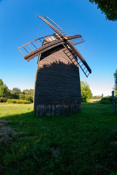 Oude Houten Windmolen Het Platteland — Stockfoto