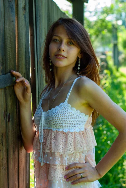 Jovem Atraente Posando Para Câmera Campo — Fotografia de Stock