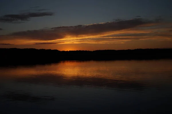 Vista Pitoresca Céu Escuro Infinito Sobre Lago Início Manhã — Fotografia de Stock