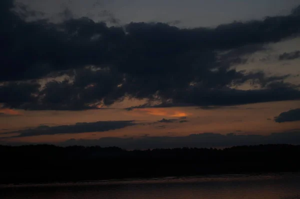 Vue Pittoresque Ciel Noir Sans Fin Sur Lac Tôt Matin — Photo