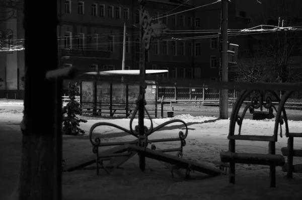 Noční Zimní krajina v uličce městského parku — Stock fotografie
