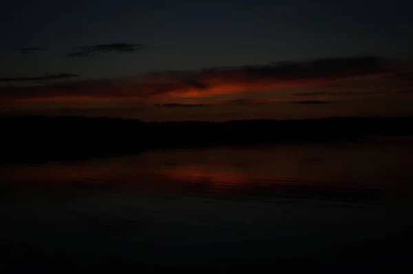 Vista Pitoresca Céu Escuro Infinito Sobre Lago Início Manhã — Fotografia de Stock