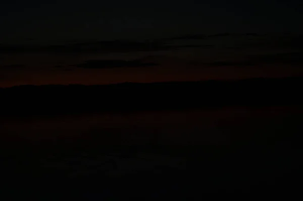 Priveliște Pitorească Cerului Întunecat Nesfârșit Deasupra Lacului Dimineața Devreme — Fotografie, imagine de stoc