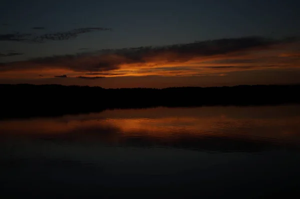 Pintoresca Vista Del Cielo Oscuro Sin Fin Sobre Lago Madrugada — Foto de Stock