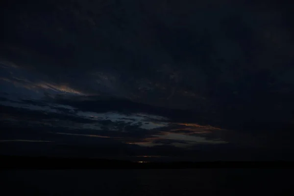 Vista Pitoresca Céu Escuro Infinito Sobre Lago Início Manhã — Fotografia de Stock