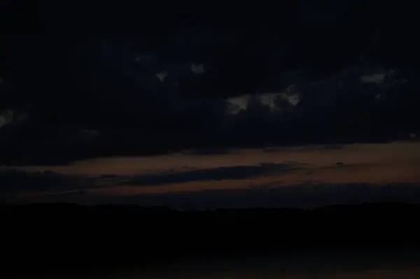 Pintoresca Vista Del Cielo Oscuro Sin Fin Sobre Lago Madrugada — Foto de Stock