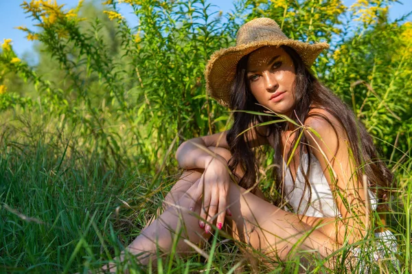 Krásná Žena Letním Oblečení Pózuje Zelené Louce — Stock fotografie