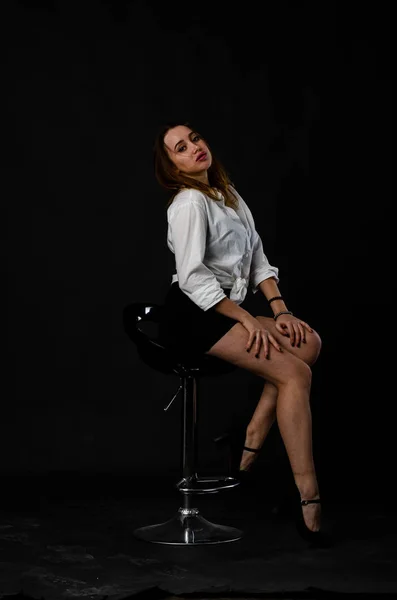 Schöne Frau Schwarzem Rock Posiert Studio Isoliert Auf Dunklem Hintergrund — Stockfoto