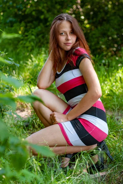 Attrayant Jeune Femme Posant Caméra Dans Campagne — Photo