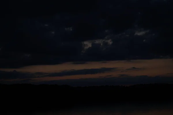 Vue Pittoresque Ciel Noir Sans Fin Sur Lac Tôt Matin — Photo