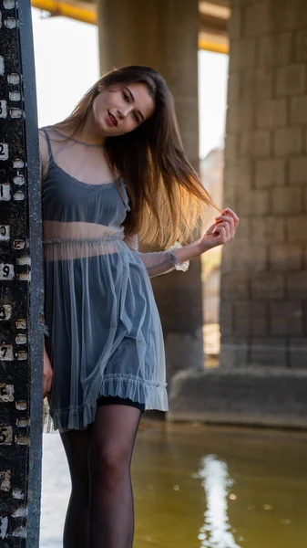 Young Girl Black Dress Posing Bridge — Fotografia de Stock