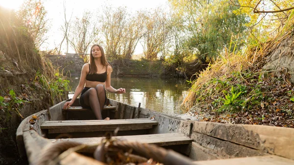 木製ボートの上の秋の公園の美しい少女 — ストック写真