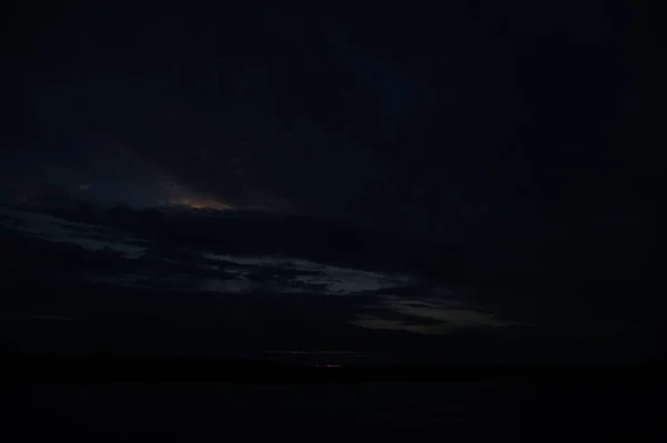 清晨湖面上无尽的漆黑天空的风景如画 — 图库照片