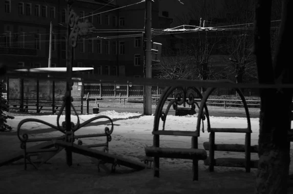 Paesaggio invernale notturno nel vicolo del parco cittadino — Foto Stock