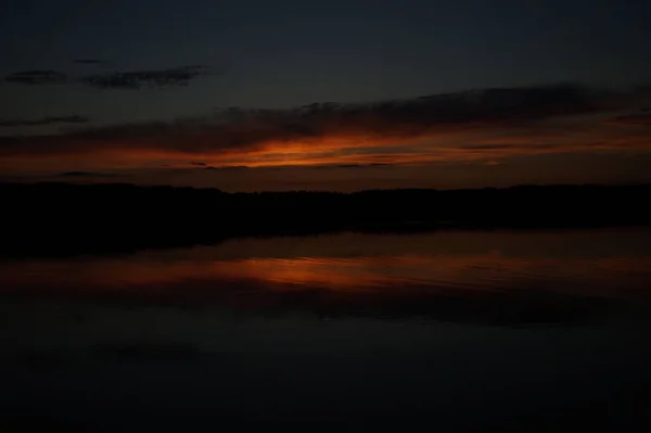 Pintoresca Vista Del Cielo Oscuro Sin Fin Sobre Lago Madrugada — Foto de Stock