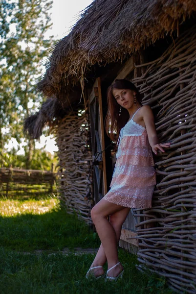 Attraktive Junge Frau Posiert Auf Dem Land Vor Der Kamera — Stockfoto