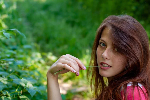 Attraktive Junge Frau Posiert Auf Dem Land Vor Der Kamera — Stockfoto