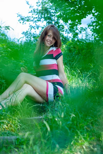 Attractive Young Woman Posing Camera Countryside — Stock Photo, Image