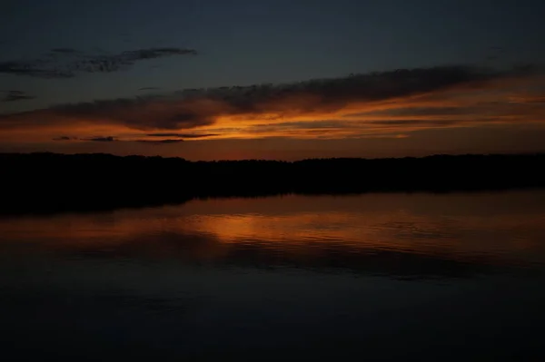 Vista Pitoresca Céu Escuro Infinito Sobre Lago Início Manhã — Fotografia de Stock