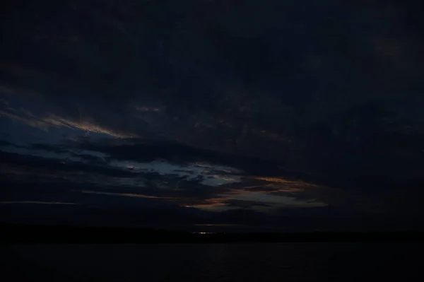 Vista Pitoresca Céu Escuro Infinito Sobre Lago Início Manhã — Fotografia de Stock