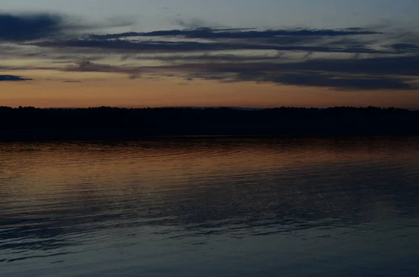 Gyönyörű naplemente tükröződik a tóban. — Stock Fotó