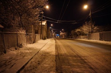 Geceleyin karlı kış şehri.