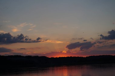 Gün batımının resimsel görüntüsü gölün ayna yüzeyine yansıyor 