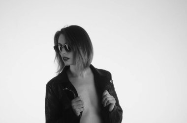 Güzel çıplak kadın ışık arka planında poz veriyor. 