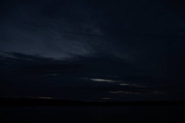 Sonsuz karanlık gökyüzü arkaplanının resimsel görüntüsü  