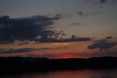 Sabahın erken saatlerinde gölün üzerinde sonsuz karanlık gökyüzü manzarası.   