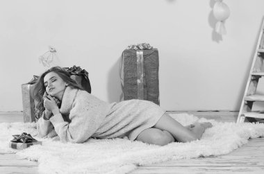 Noel evde bekleyen genç güzel kadın