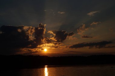 Gün batımının resimsel görüntüsü gölün ayna yüzeyine yansıyor 