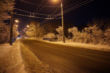 Geceleyin karlı kış şehri.