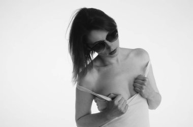 Güzel çıplak kadın ışık arka planında poz veriyor. 