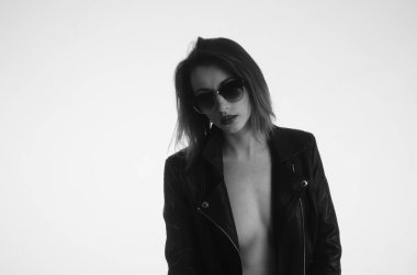 Güzel çıplak kadın ışık arka planında poz veriyor. 