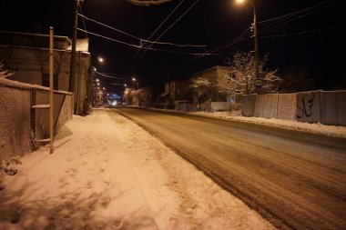 Geceleyin karlı kış şehri.