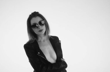 Stüdyo arka planında poz veren güzel çıplak kadın. 