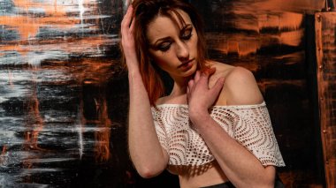 Güzel ıslak büyük göğüslü kız karanlık bir arka plan üzerinde siyah mayo giyiyor. Düşen yağmur damlaları ve sanatsal doğal duman. Reklam, ticari tasarım. Uzay kopyalayın. Karışık Asya-Kafkas yarış.