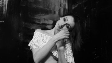 Güzel ıslak büyük göğüslü kız karanlık bir arka plan üzerinde siyah mayo giyiyor. Düşen yağmur damlaları ve sanatsal doğal duman. Reklam, ticari tasarım. Uzay kopyalayın. Karışık Asya-Kafkas yarış.