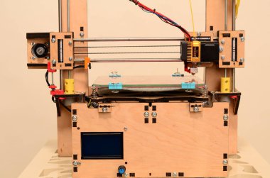 3D printerlere harcama maddeler kırmızı formu yazdırır
