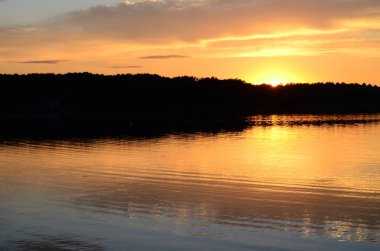 Gölde yansıtılan güzel gün batımı.