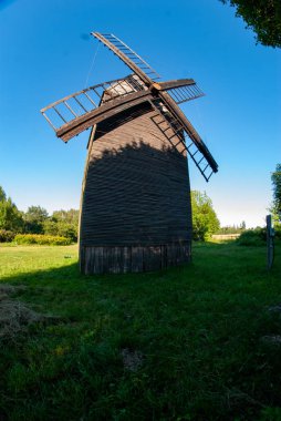 Kırsaldaki eski ahşap yel değirmeni