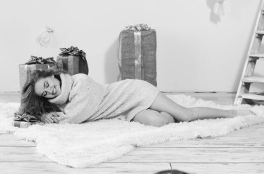 Noel evde bekleyen genç güzel kadın