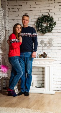 şömine yakınındaki aşık güzel Çift