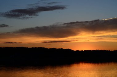Gölde yansıtılan güzel gün batımı.