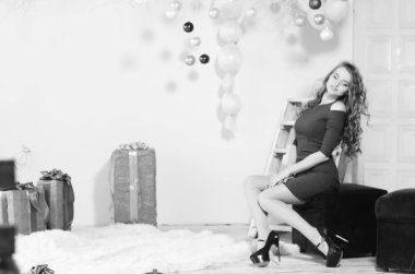 Noel evde bekleyen genç güzel kadın