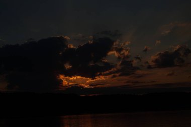 Gün batımının resimsel görüntüsü gölün ayna yüzeyine yansıyor 