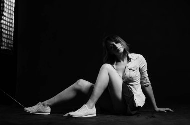 Stüdyoda poz veren seksi genç kız. Siyah arka plan. moda fotoğrafı