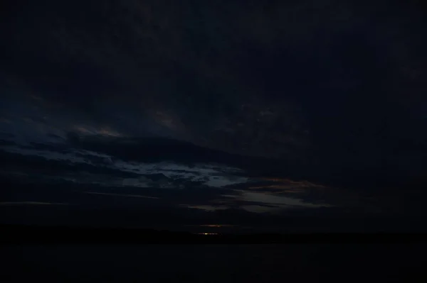 Pintoresca Vista Del Cielo Oscuro Sin Fin Sobre Lago Madrugada — Foto de Stock